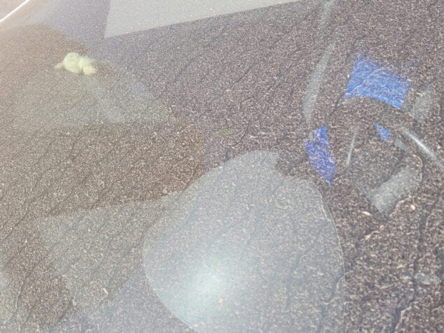 parabrisas sucio por el polvo