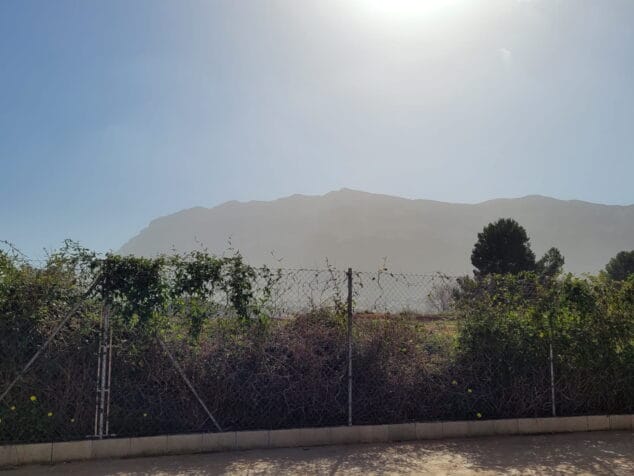 Imagen: Polvo flotando frente al Montgó
