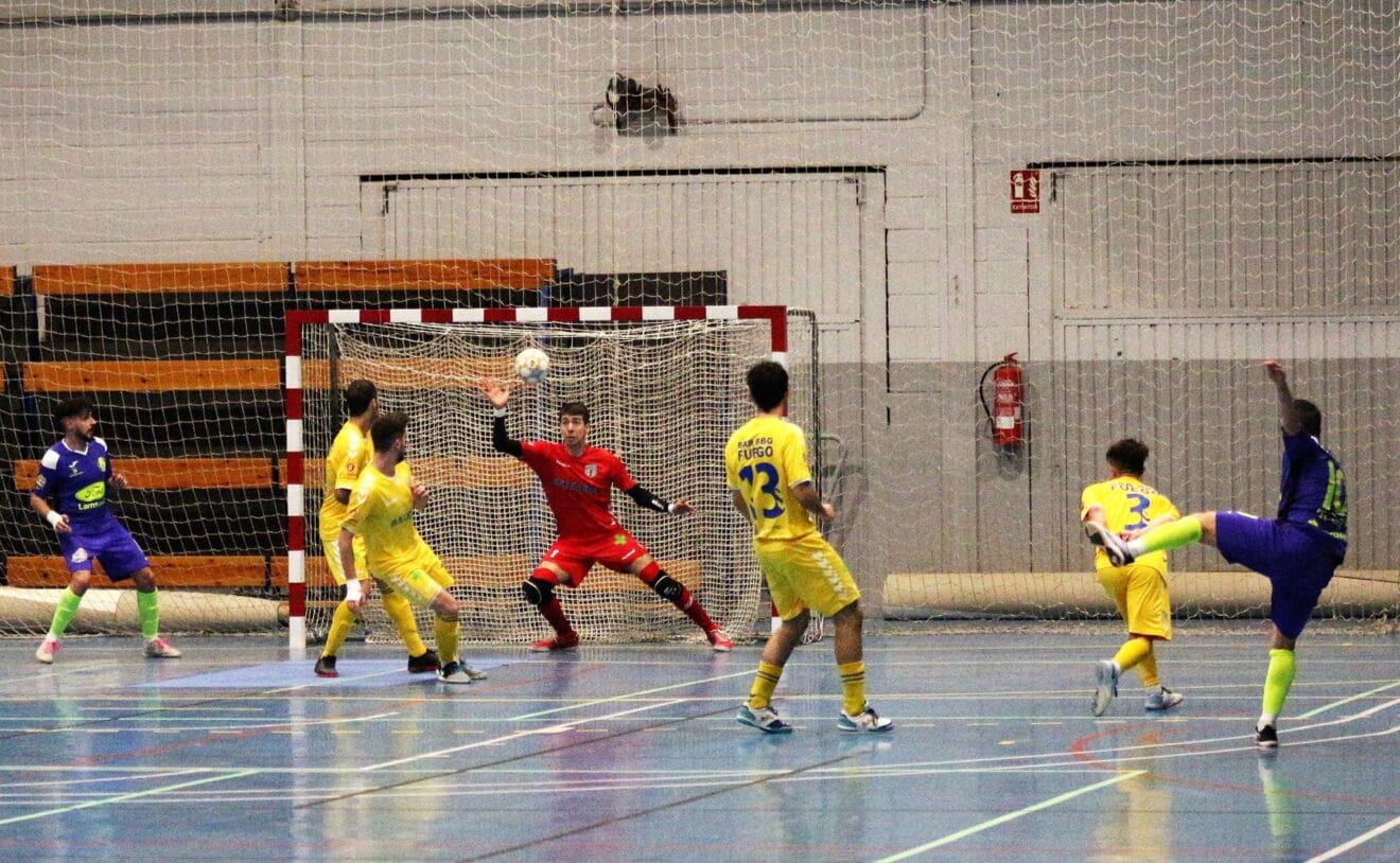 Portero del Mar Dénia detiene un tiro del Futsal Lleida