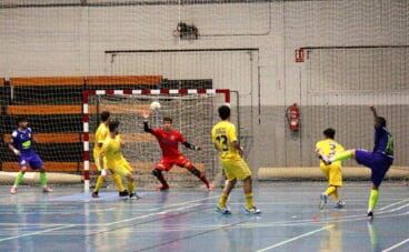 portero del mar denia detiene un tiro del futsal lleida