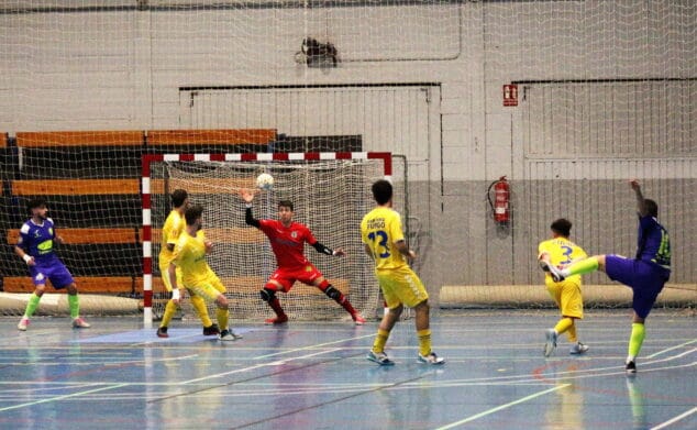 Imagen: Portero del Mar Dénia detiene un tiro del Futsal Lleida