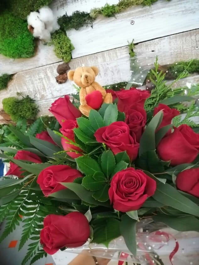 Ideas y planes especiales para celebrar San Valentín 2021 en Dénia 10 Imagen: Ramo de rosas en Dénia - Floristería Mandarina
