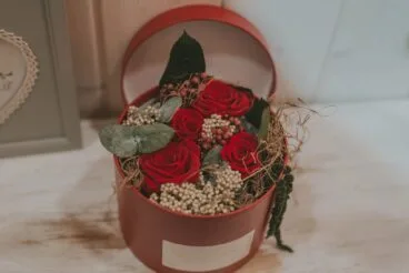 Sombrerera de flores preservadas para San Valentín – Bodas y Flores