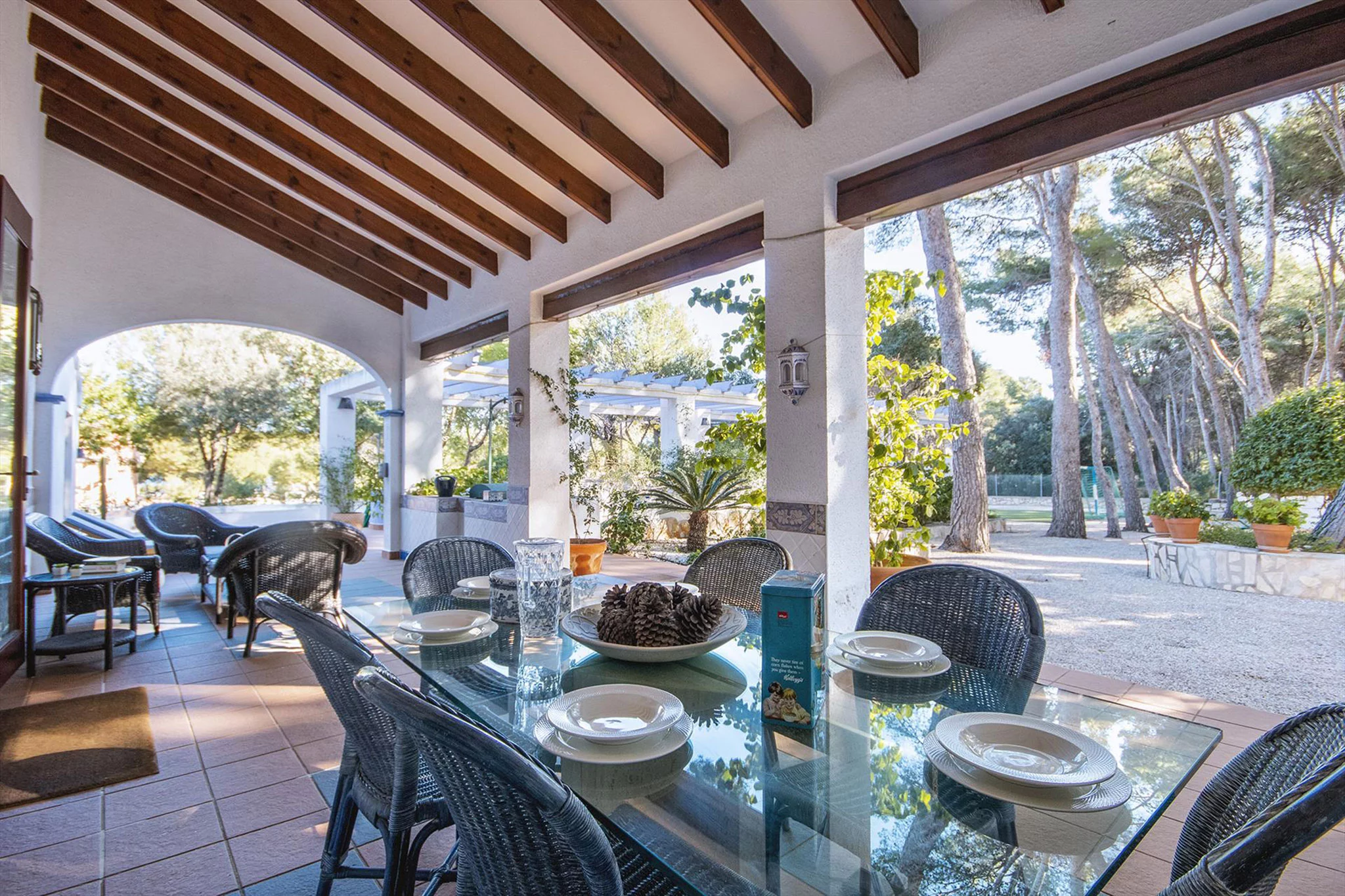 Terraza cubierta en una casa grande de vacaciones en Dénia – Aguila Rent a Villa
