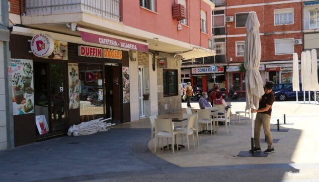 Imagen: Trabajador montando una terraza durante la desescalada de mayo