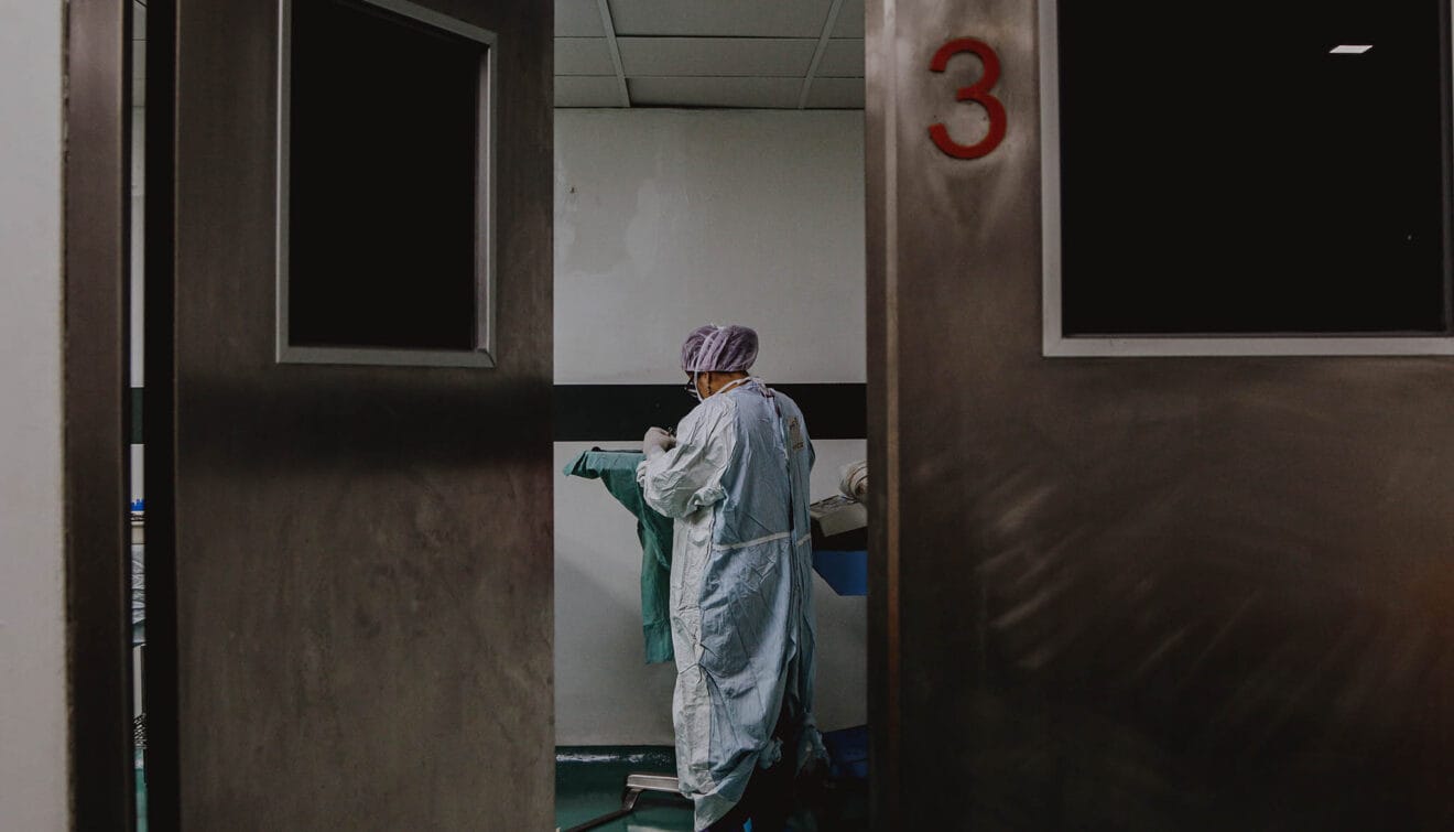 Trabajador sanitario en un centro hospitalario
