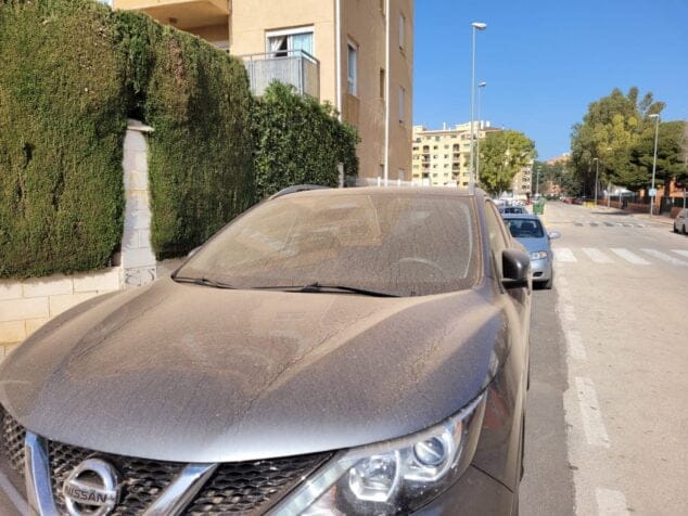 vehiculo lleno de arena que flota en el aire