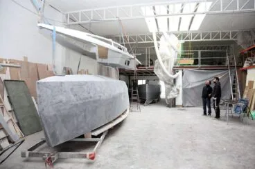 Axel junto a un compañero una de sus futuras embarcaciones