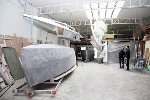 Imagen: Axel junto a un compañero una de sus futuras embarcaciones