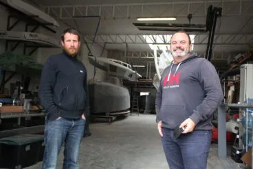 Axel y Paco en la entrada del astillero Sarch