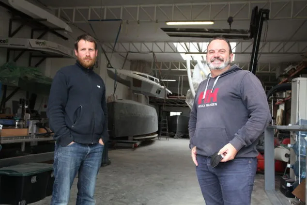 Imagen: Axel y Paco en la entrada del astillero Sarch