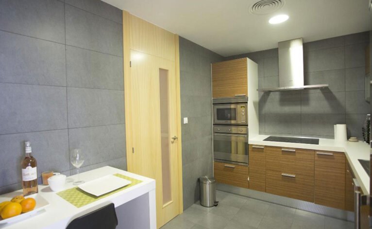 Cocina de un apartamento moderno de vacaciones en Dénia - Quality Rent a Villa