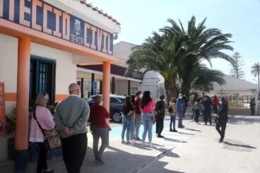 cola para acceder a la vacunacion de personal de educacion y servicios sociales de la marina alta