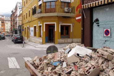 contenedor junto al edificio en obras