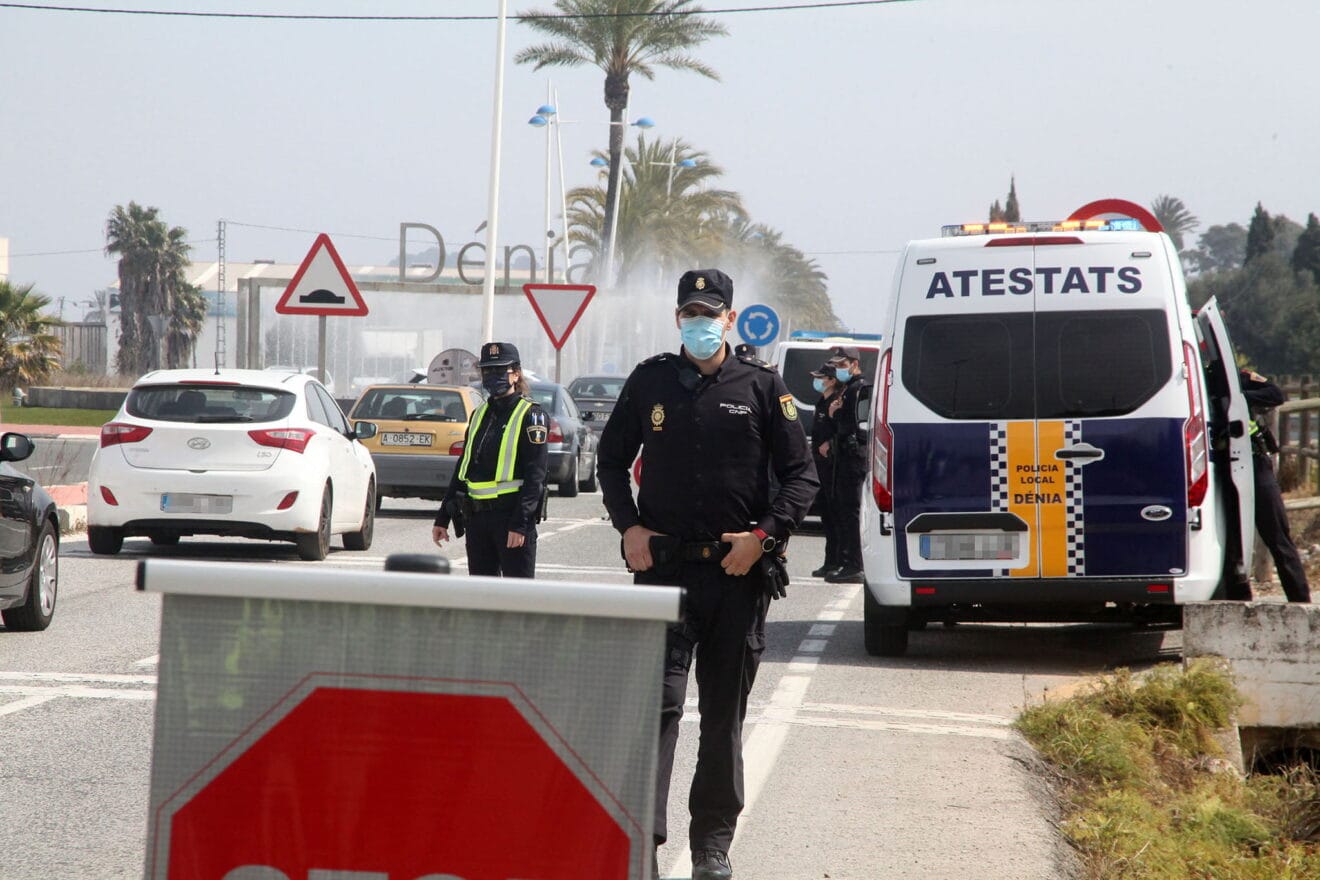 Control de policía en Semana Santa en la entrada de Dénia