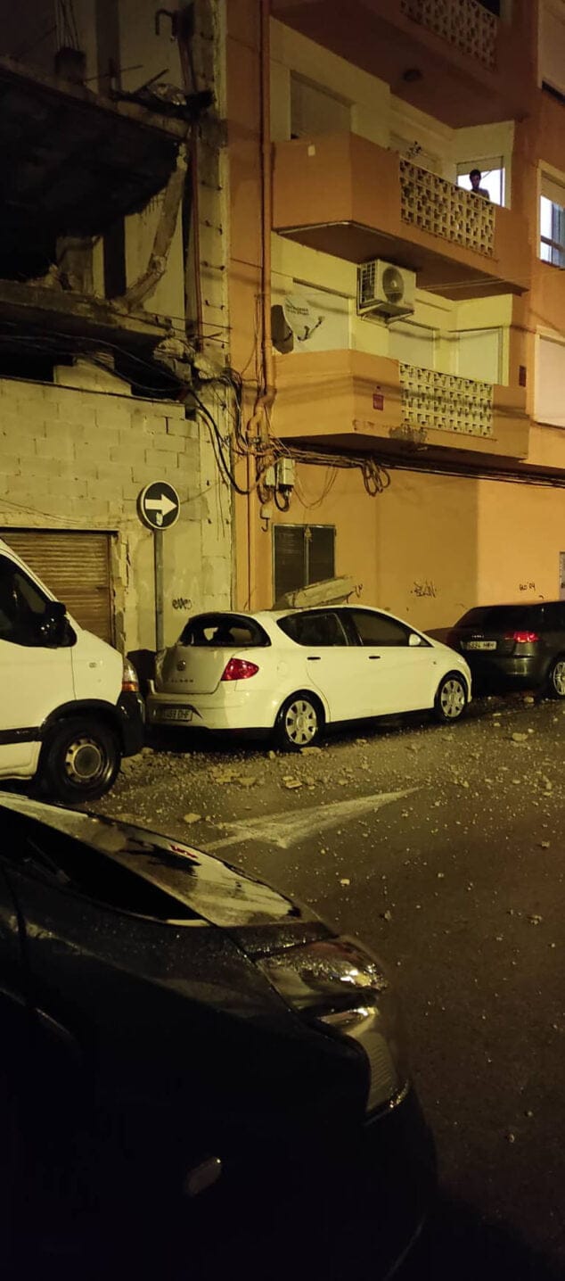 destrozos tras el desprendimiento de carrer elx