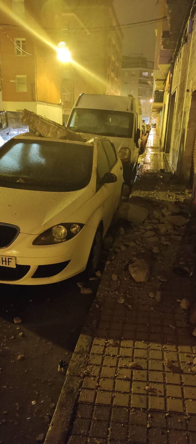 destrozos tras el desprendimiento de carrer elx de denia