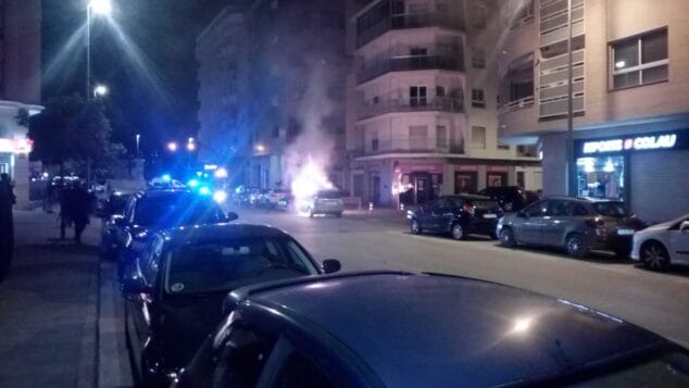 Un vehículo queda envuelto por las llamas en plena calle Diana 3 Imagen: El fuego envuelve un vehículo en calle Diana
