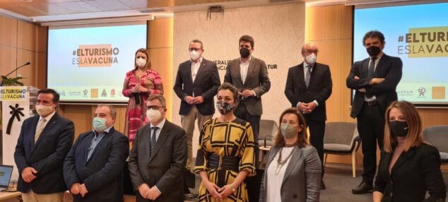 Imagen: El secretario autonómico de Turisme participa en la clausura de #ElTurismoEsLaVacuna junto con el presidente de la Diputación de Alicante, Carlos Mazón, y el alcalde de Benidorm, Toni Pérez