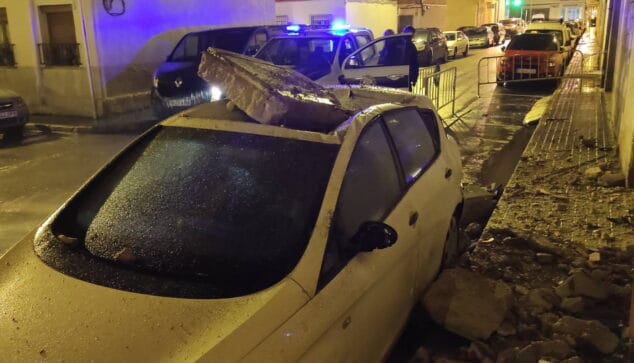 Imagen: Escombros sobre un vehículo estacionado en carrer Elx