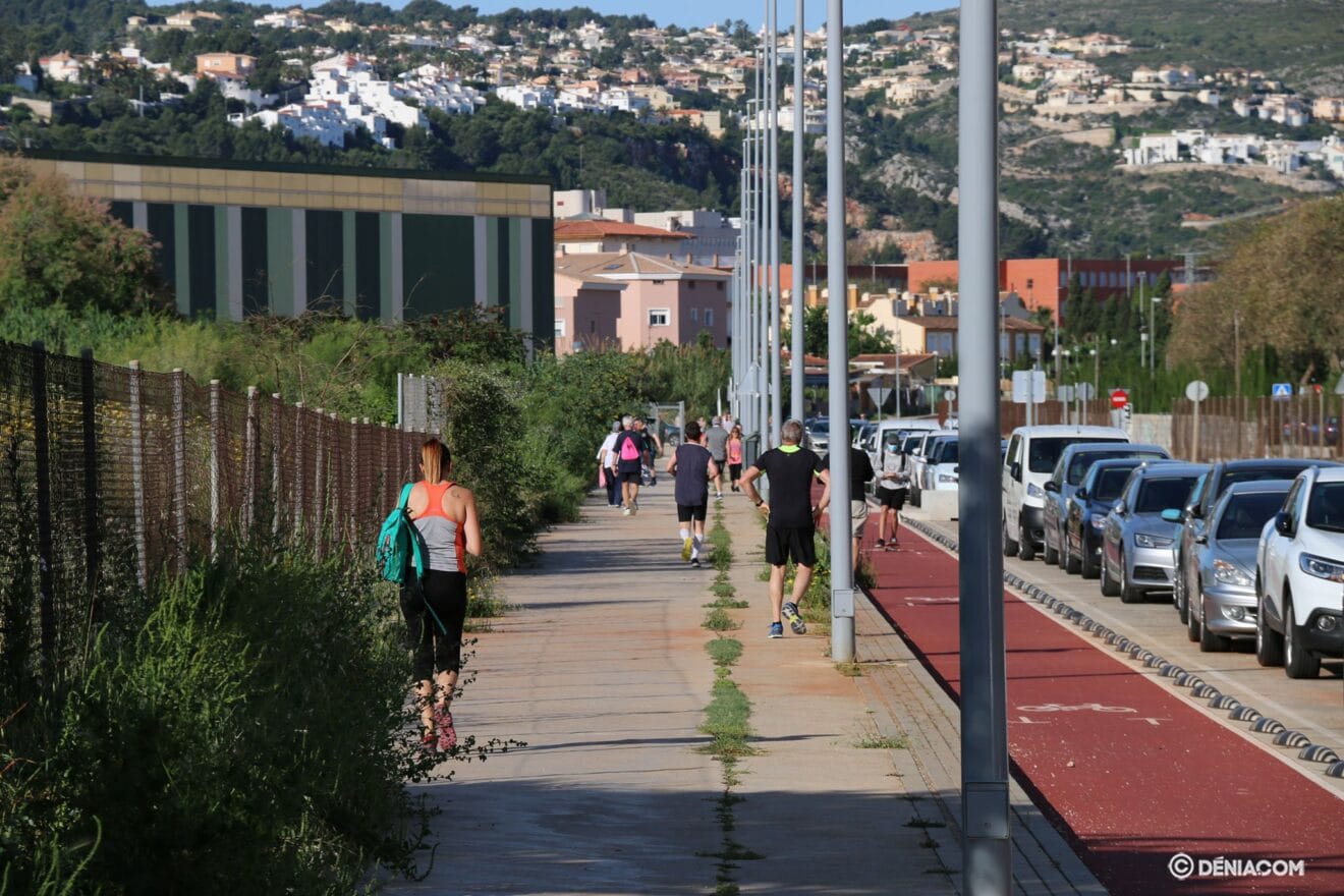 Gente haciendo deporte en la avenida Joan Fuster