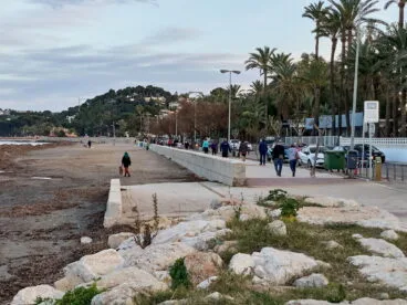 gente paseando en la marineta casiana