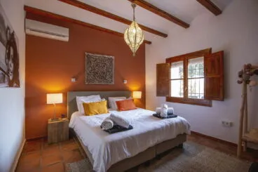 Una de las habitaciones de una villa de vacaciones en Dénia – Aguila Rent a Villa