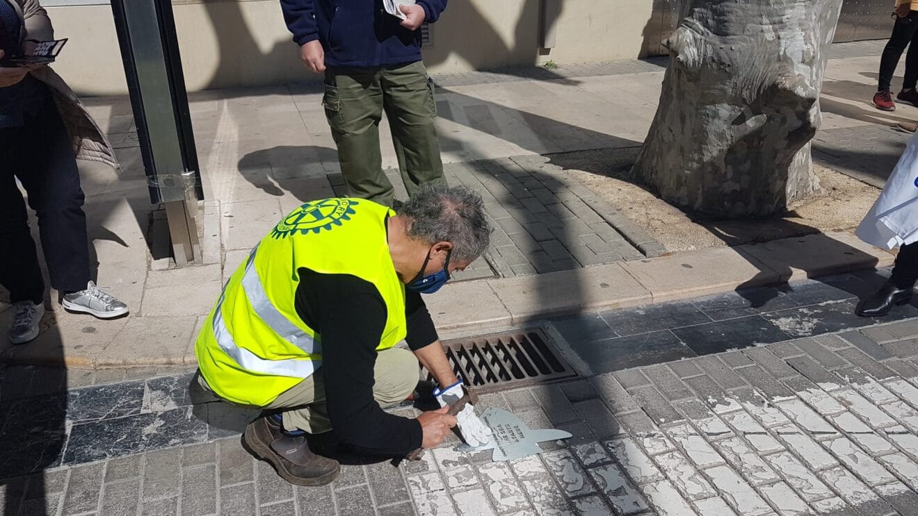 Instalación de una de las señalizaciones junto a una alcantarilla
