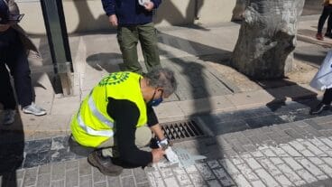 instalacion de una de las sencc83alizaciones junto a una alcantarilla