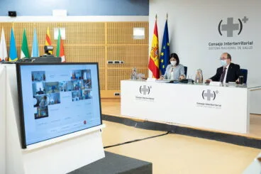 la ministra de sanidad carolina darias junto al ministro de politica territorial y funcion publica miquel iceta durante la reunion del consejo interterritorial de salud