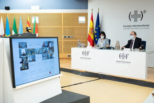 Imagen: La ministra de Sanidad, Carolina Darias, junto al ministro de Política Territorial y Función Publica, Miquel Iceta, durante la reunión del Consejo Interterritorial de Salud