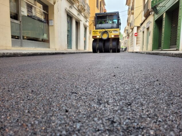 Imagen: Maquinaria asfaltando la carretera