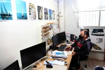 Paco Pons en la oficina de Sarch