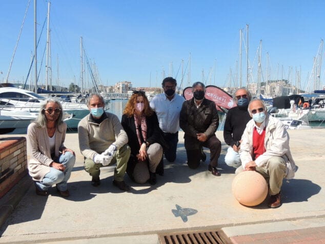 El escultor Toni Marí ha colocado la primera pieza en el Puerto Deportivo y Turístico Marina de Dénia 2 Imagen: Pez Luna en la Marina de Dénia
