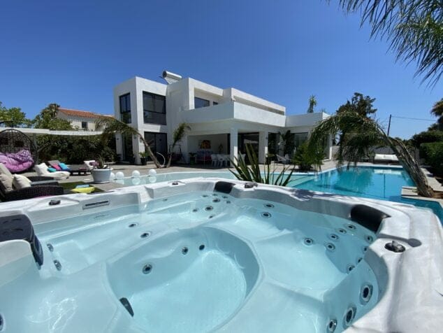 Imagen: Piscina de una casa reformada y renovada por Lucas Graf Projects