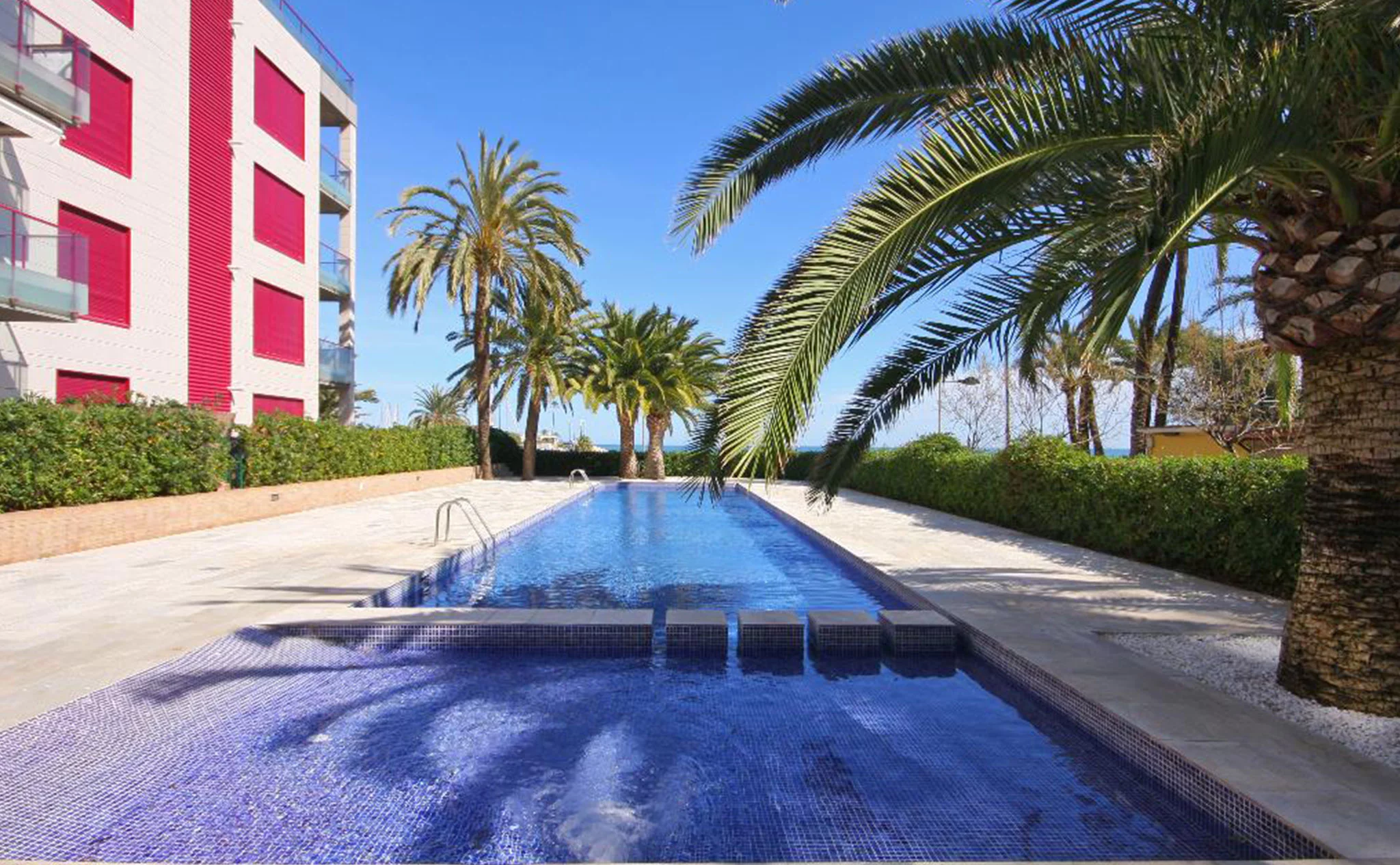 Piscina de un apartamento moderno de vacaciones en Dénia – Quality Rent a Villa