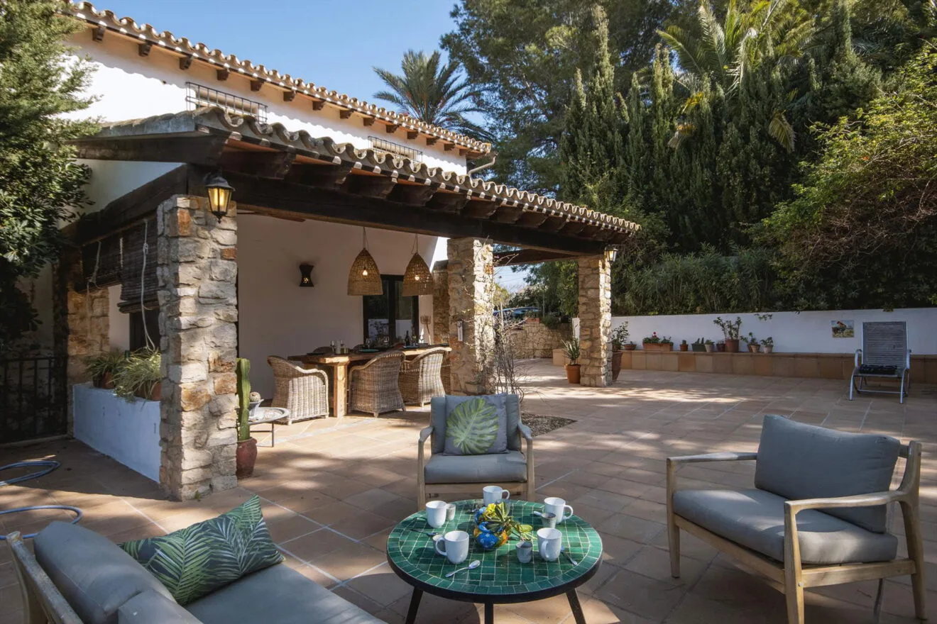 Exterior de una finca romántica reconstruida ideal para vacaciones en Dénia - Aguila Rent a Villa