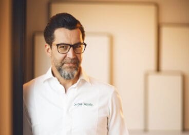 quique dacosta en su restaurante ubicado en denia