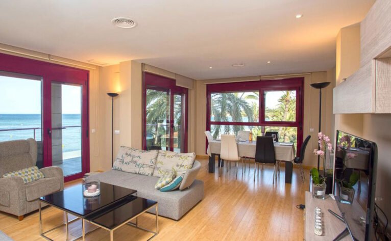 Salón-comedor de un apartamento moderno de vacaciones en Dénia - Quality Rent a Villa