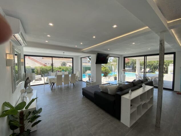 Imagen: Salón de una villa moderna reformada por Lucas Graf Projects