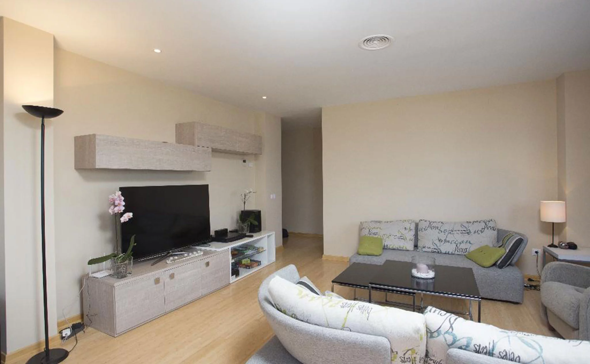 Salón de un apartamento moderno de vacaciones en Dénia – Quality Rent a Villa