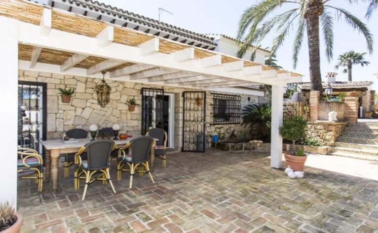 Terraza cubierta en una casa de alquiler vacacional con cinco habitaciones en Dénia - Deniasol