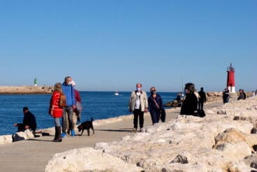 vecinos paseando por la escollera sur de denia