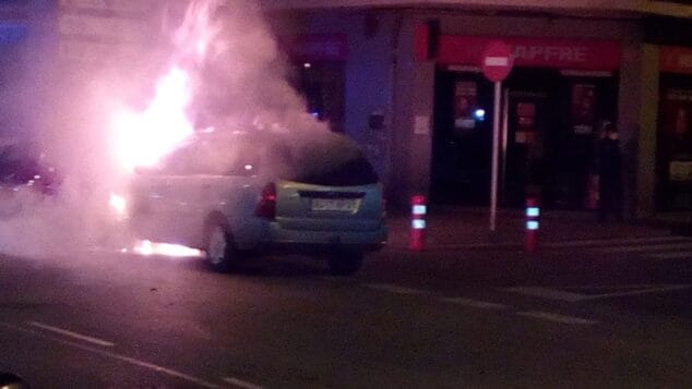 Un vehículo queda envuelto por las llamas en plena calle Diana 2 Imagen: Vehículo incendiado