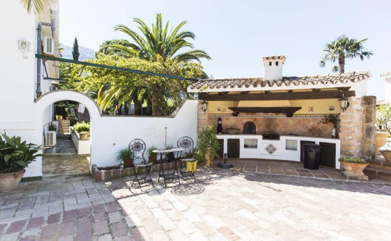 Zona de barbacoa en una casa de alquiler vacacional con cinco habitaciones en Dénia - Deniasol