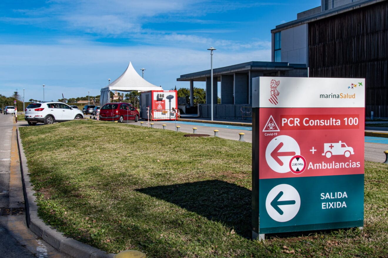 Acceso a la vía de pruebas PCR del Hospital de Dénia