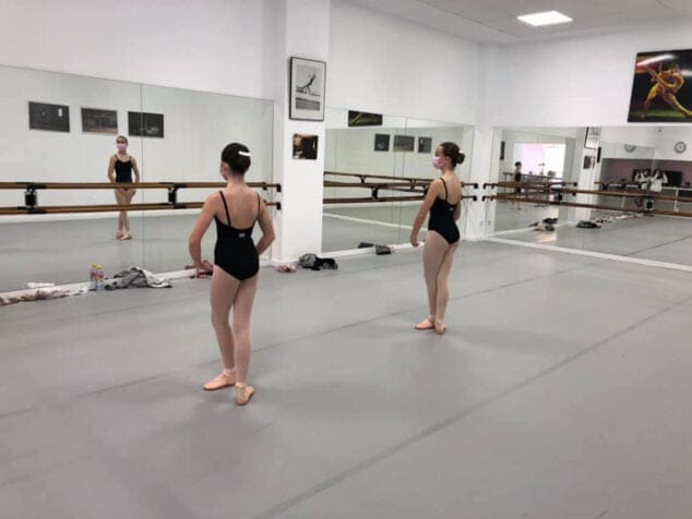 Imagen: Alumnas de Estudio de Danza Patricia Sentí en momentos previos a su examen