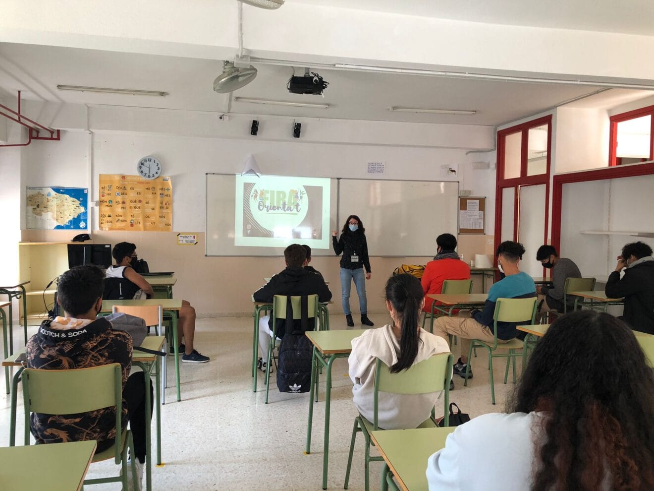 Alumnos participando en la orientación