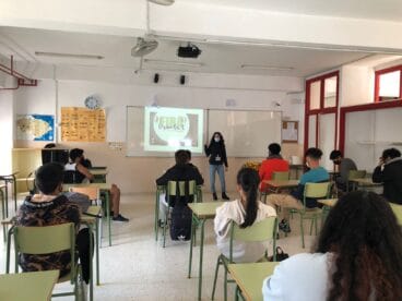 alumnos participando en la orientacion