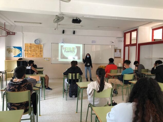 Imagen: Alumnos participando en la orientación